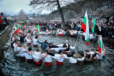 Калофер се подготвя за традиционното мъжко хоро  което ще влезе точно