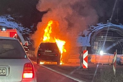 Кола горя на входа на тунела Топли дол в  посока