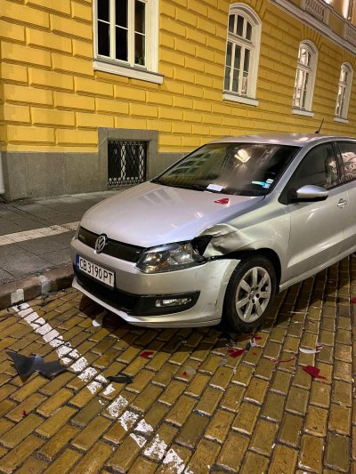 Първо в Lupa.bg: Младо момиче с БМВ помете коли на жълтите павета и избяга (Снимки)