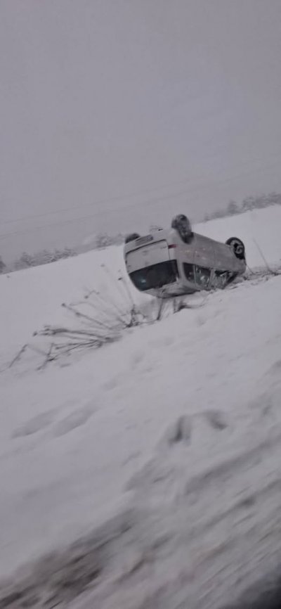 Кола се обърна по таван край Самоков (ВИДЕО)