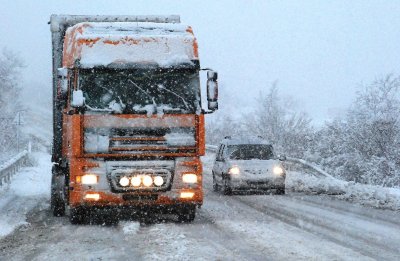 Временно е спряно движението на товарни автомобили над 12 тона