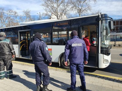 Мъж с кол потроши автобус в Пловдив