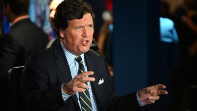 Американският журналист Тъкър Карлсън твърди че властите в САЩ по