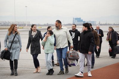 Водят освободените български моряци във ВМА, поставят ги под карантина (СНИМКИ)