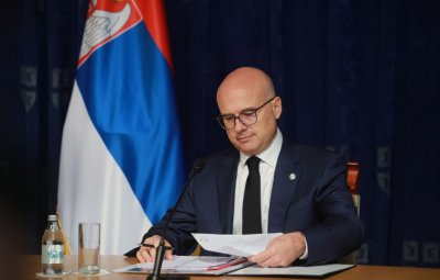 Премиерът на Сърбия Милош Вучевич бе притиснат и не издържа