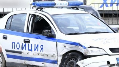 След гонка с полицията: Дрогиран мъж помете патрулка в Казанлък