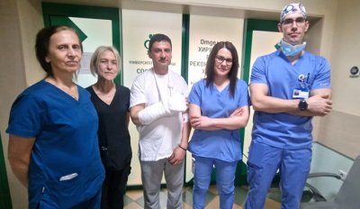 Специалистите от Отделението по хирургия на ръка и реконструктивна хирургия
