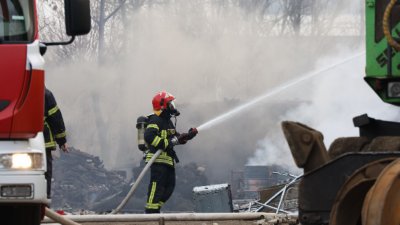 Пожар в блок в Кърджали, има обгазени и евакуирани