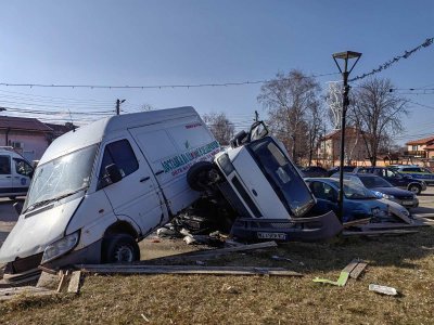 Криминално проявен удари два микробуса в софийското село Равно поле