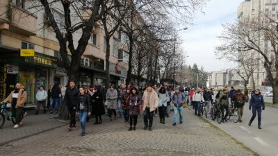 Десетки варненци се събраха днес на протест пред сградата на