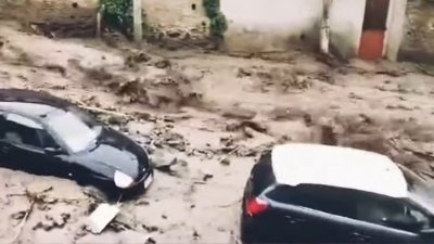 Водна стихия отнесе автомобили и блокира улици на остров Сицилия (ВИДЕО)