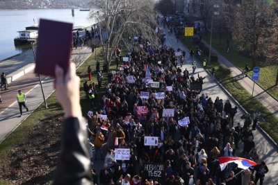 Три месеца протести в Сърбия: Демонстранти се събраха в Нови Сад