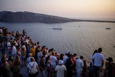 Блокирани българи не могат да напуснат остров Санторини