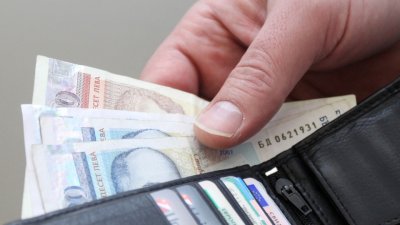 Едва 6% от работещите у нас са доволни от заплатата си