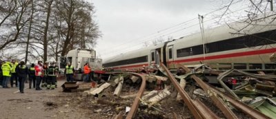 Дванадесет души бяха ранени при сблъсък на високоскоростен влак с