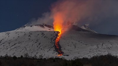 Кадри с дрон заснеха спиращо дъха вулканично изригване на Етна