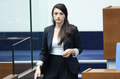 Лена Бориславова опита да атакува експремиера Димитър Главчев по повод