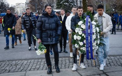 Левскарите поднесоха цветя пред паметника на Апостола