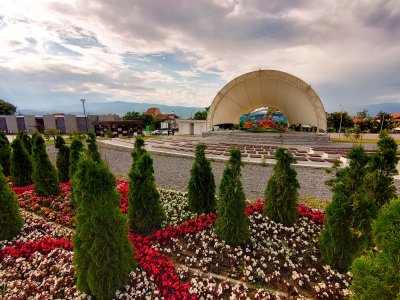 Ученици потрошиха парка на Петрич, шестима са хванати, търсят се още две момичета