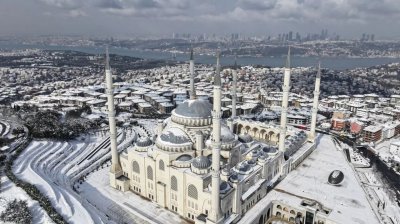 В Истанбул продължава обилният снеговалеж и лошото време Турските медии съобщиха