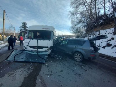 Кемпер остана без предно стъкло при катастрофа край Железница