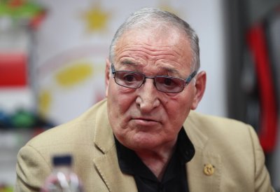 Димитър Пенев: С тези хубави панталонки и прически футболистите ни трябва да показват старание и уважение