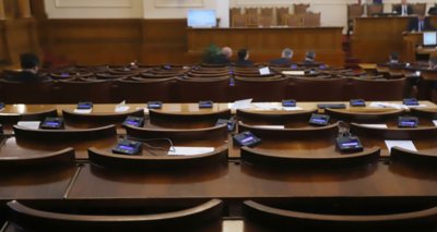 Тежък скандал спря заседанието на Народното събрание