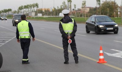 Тикнаха в ареста румънец, опитал да подкупи полицай