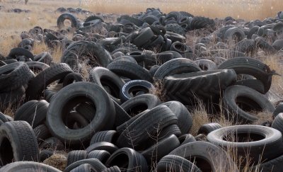 Запалиха автомобилни гуми до хранителни вериги в Бургас