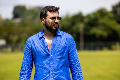 Емануела заголи бюст в нов клип което не е за