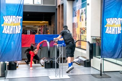 Серия от рискови пируети опасни подхлъзвания и едно драматично падане