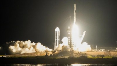 SpaceX успешно изстреля лунния модул „Атина“