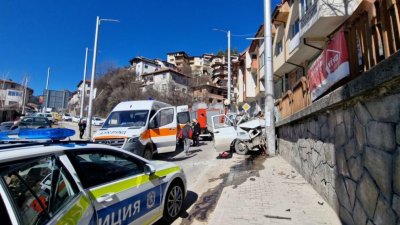Камион се удари в стълб, трима мъже са ранени
