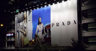 Prada иска да купи Versace