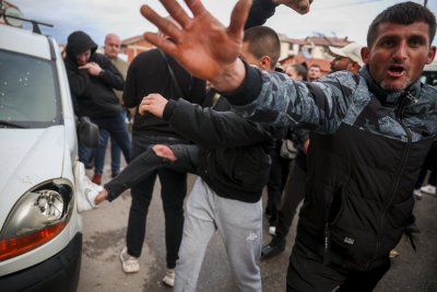 Напрежението в Кочани ескалира: Разбиха кафене на собственика на опожарения клуб (ВИДЕО)