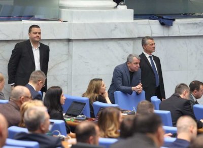 ШОУ В ПАРЛАМЕНТА: Тошко и Киро на косъм да станат на кълбета