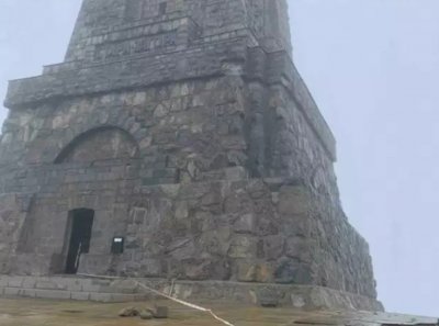 Паметникът на свободата на връх Свети Никола известен като Паметникът