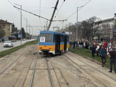Трамвай се натресе в стълб на столичния бул. "Мария Луиза" (СНИМКИ)