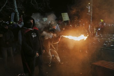 Пета нощ на ожесточени сблъсъци и протести в Истанбул (ВИДЕО)
