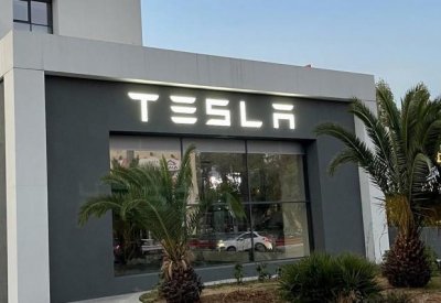 Откриха взривни устройства в представителство на Tesla 