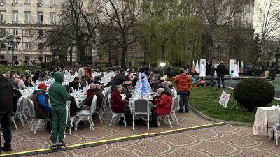 Мюсюлмани правят празнична вечеря за 1400 души в София (СНИМКИ)
