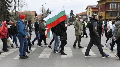 Жители на Елин Пелин излязоха на протест заради окаян мост