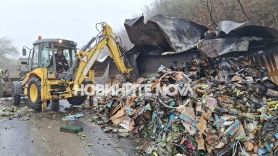 Тир със зеленчуци се обърна и запали на пътя за "Дунав мост 2" (СНИМКИ)