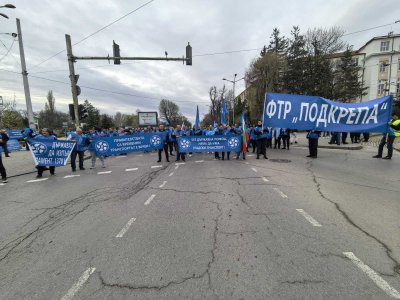 Протест на служителите на столичния градския транспорт започна минути след