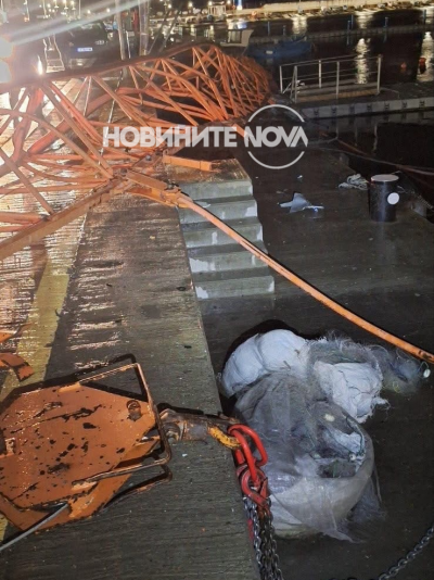 Силен вятър събори 50 метров кран върху лодки на рибарското пристанище