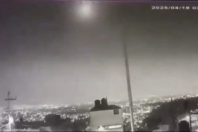 Ярък обект който първоначално изглеждаше като метеорит озари небето над