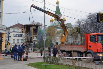 Бутнаха легендарната катаджийска будка пред Военния клуб