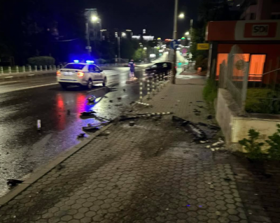 Пиян с джип помете колчетата на бул. "Черни връх"