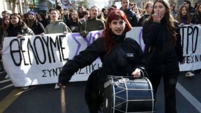 Гърция озаптява студентите с камери и глоби
