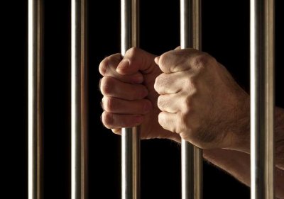 Въоръжени с мачете и лопата, трима мъже от Радомир се опитаха да избягат от органите на реда